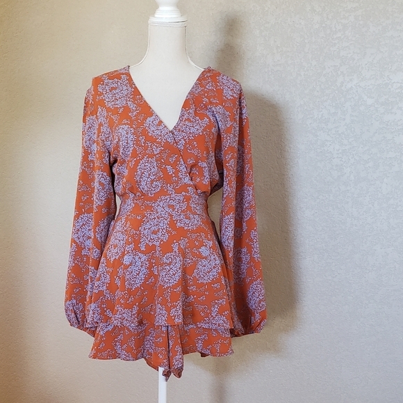 No  brand flora print deep v Neck shirt romper size Medium - Picture 2 of 12